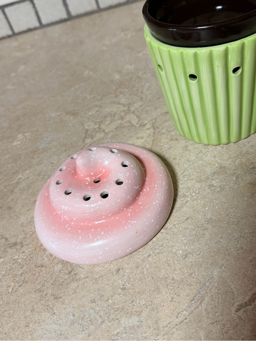 SCENTSY mid Size retired Cupcake ceramic wax warmer - Picture 5 of 7